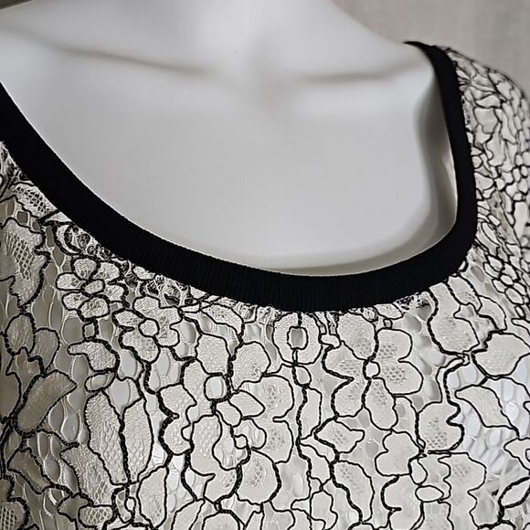 Torrid Black and White Lace Top Size 2 (2X) - Picture 2 of 8